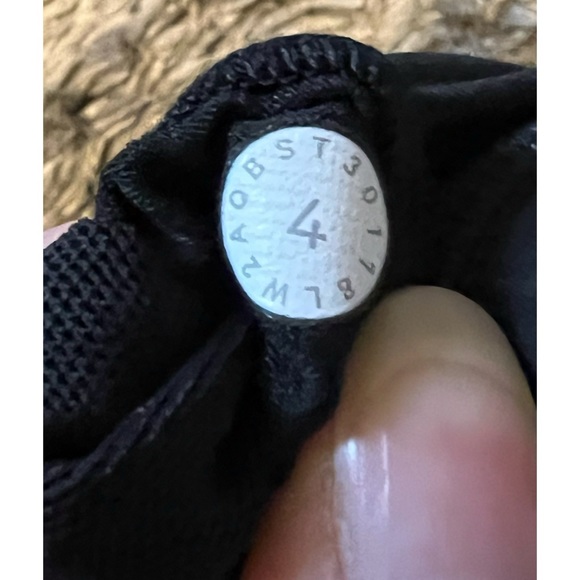 lululemon Slide With Me Bra in Black, Size 4 - Picture 6 of 6